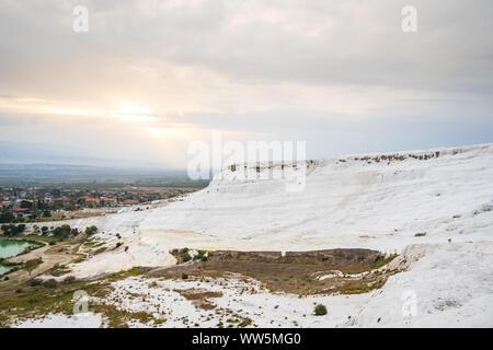 Anzeigen von Travertin Terrassen bei Pamukkale bei Denizli, Türkei. Stockfoto