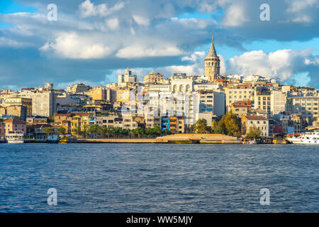 Skyline von Istanbul mit Blick auf Galataturm in der Türkei. Stockfoto