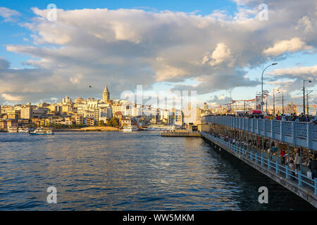 Istanbul, Türkei - 25 Oktober, 2018: Blick auf die Galata Brücke und Galata Tower in Istanbul, Türkei. Stockfoto