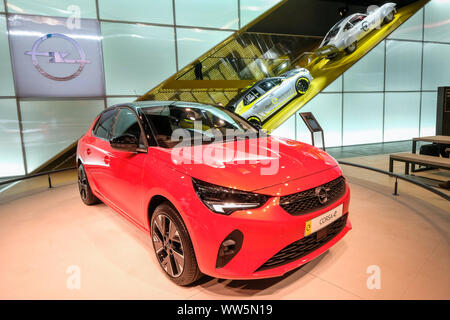 Opel Corsa Elektroautos auf der IAA 2019, Frankfurt am Main, Deutschland --- Opel Corsa-e Elektroauto auf der Internationalen Automobil ausstellung IAA 2019, Frankfurt am Main, Deutschland Stockfoto