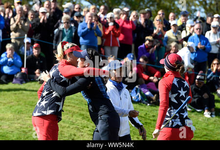 Das Team Europa Celine Boutier (Zweiter von rechts) und Georgia Hall (Zweite links Console des Team USA Lexi Thompson (links) und der Bretagne Altomare nach dem viererspiele Match an Tag eins der Solheim Cup 2019 in Gleneagles Golf Club, Auchterarder. Stockfoto