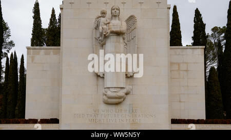 Draguignan/Frankreich - 06 Februar 2018: Engel und Kind war Memorial in Rhone Friedhof Draguignan Frankreich Stockfoto