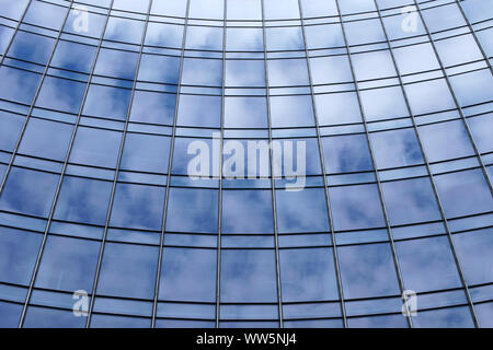 Fotografie von Cloud Reflexionen in den Fenstern von einem Hochhaus, Fassade, Stockfoto