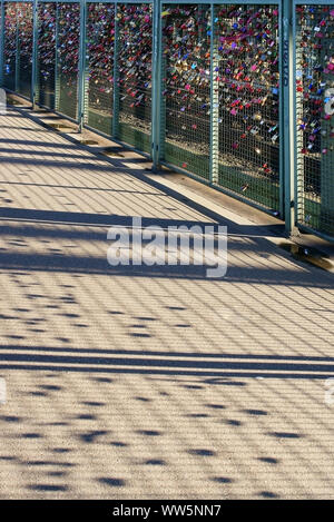 Fotografie der Liebe Schlösser am Zaun der Hohenzollernbrücke in Köln, Stockfoto