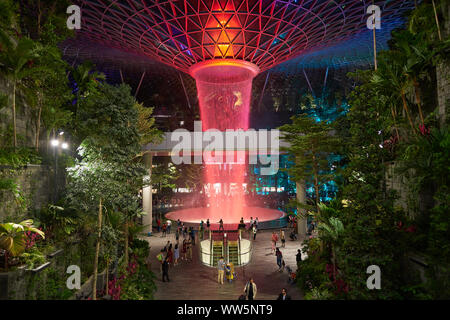 Singapur - ca. April 2019: 40 meter HSBC Regen Wirbel, der weltweit höchsten Wasserfall an der Juwel Changi Airport in der Nacht. Stockfoto