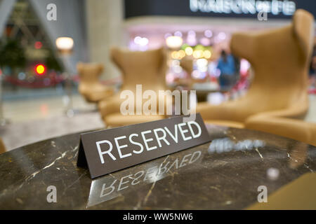 Singapur - ca. April 2019: close up shto der reservierten Zeichen an Juwel Changi Airport. Stockfoto