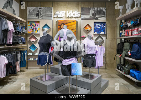 Singapur - ca. April 2019: Innenraum geschossen von New Balance store in Jewel Changi Airport. Stockfoto