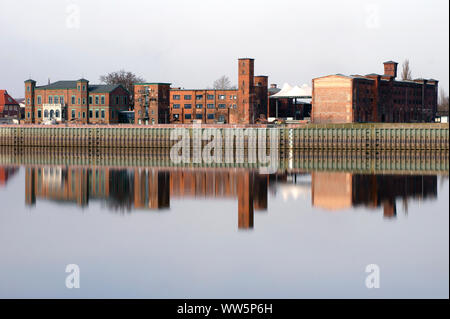 Fotografie von Wasser Reflexionen über einen Damm Wand, Stockfoto