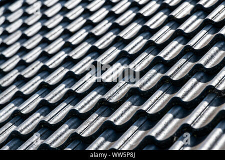 Abstrakte geneigte Dachfläche mit schwarzen Beton Fliesen in einem hohen Kontrast als Hintergrundbild Stockfoto