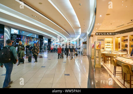 DUBAI, VAE - ca. Januar, 2019: Innenraum geschossen von Dubai International Airport. Stockfoto