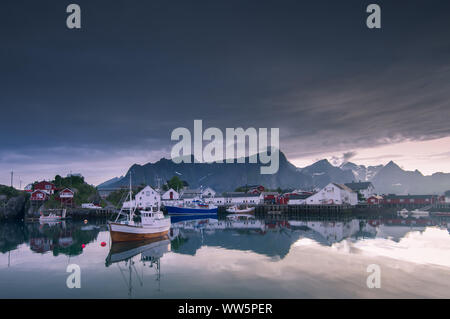 Sonnenuntergang über Hamnoy Fischerdorf auf den Lofoten Inseln, Norwegen Stockfoto