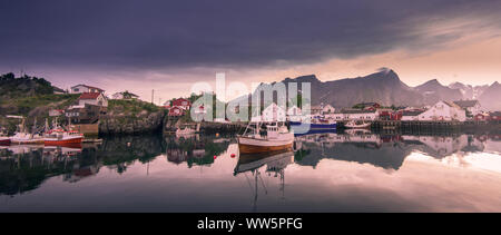 Sonnenuntergang über Hamnoy Fischerdorf auf den Lofoten Inseln, Norwegen Stockfoto