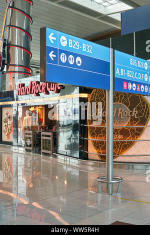 DUBAI, VAE - ca. Januar, 2019: Innenraum geschossen von Dubai International Airport. Stockfoto