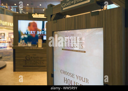 Singapur - ca. April 2019: Spiel der Throne Whiskys auf Anzeige am Changi Flughafen, Terminal 3 Stockfoto