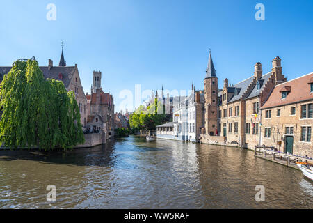Blick auf die Skyline von Brügge und Rozenhoedkaai Canal in Brügge, Belgien. Stockfoto