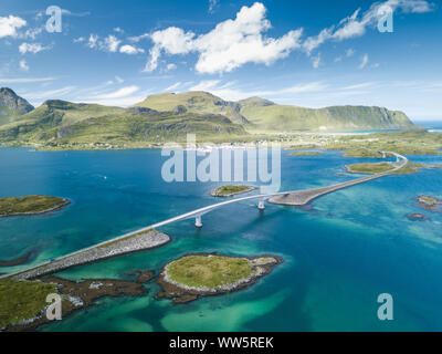 Luftbild der schönen Landschaft auf den Lofoten Inseln im Sommer, Norwegen Stockfoto
