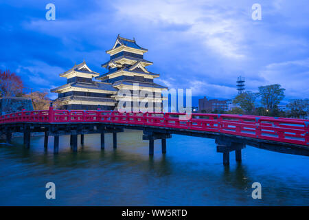 Schloß Matsumoto in der Nacht in Matsumoto, Nagano Prefecture, Japan. Stockfoto