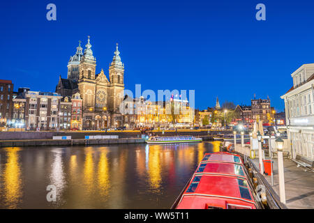 Amsterdam Skyline mit landmark Gebäuden und Kanal in Amsterdam, Niederlande. Stockfoto