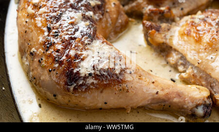 Huhn, würzig gebraten, lecker würzig, Fried Chicken Drumsticks, hühnerbein Steak, hautlose Hühnerkeule, Lenden Steak, Koreanisch fried Stockfoto