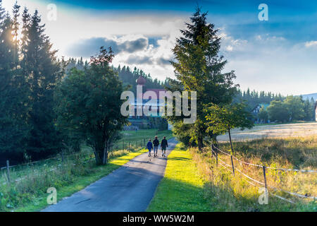 Familie von drei Wandern in den Bergen, auf dem Land, Mutter mit zwei Söhnen in Berg Land bummeln, drei silhouets Wandern auf dem raoad Stockfoto