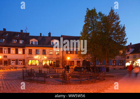 Historische Häuser auf dem Altstädter Kirchplatz in der Dämmerung, Erlangen, Mittelfranken, Franken, Bayern, Deutschland, Europa Stockfoto