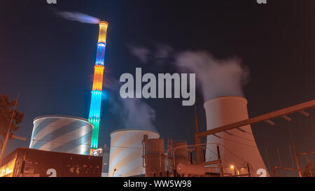 Chemnitz, Deutschland - 30. August 2019: Timelapse von eins Energie Chemnitz, Kraftwerk in Chemnitz mit bunten Schornstein und bewegenden Sterne und Rauch Stockfoto
