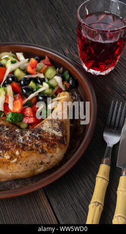 Chicken Marsala Sauce, gegrillte chicken Pasta Salat, Hühnchen karaage, griechischer Salat, Honig Knoblauch Hähnchen Schenkel, Koreanisch gebraten, Chicken Wings Stockfoto