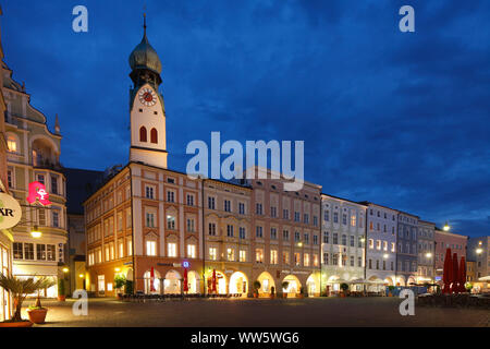 Stadt Pfarrkirche St. Nikolaus auf dem Max-Josefs-Platz, historische Wohnhäuser und Gewerbebauten in der Dämmerung, Rosenheim, Oberbayern, Bayern, Deutschland, Europa Stockfoto