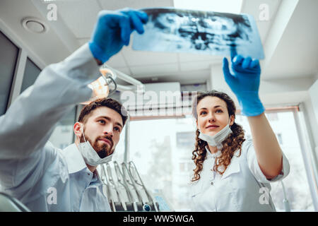 Zwei Zahnarzt Ärzte an X-ray Zahn Bild. Stockfoto