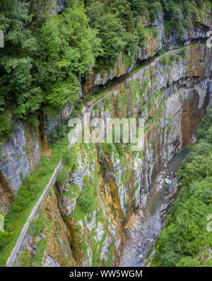 Die alte Via Mala di Scalve, Dezzo di Scalve, Val di Scalve, Provinz Bergamo, Lombardei, Italien. Stockfoto