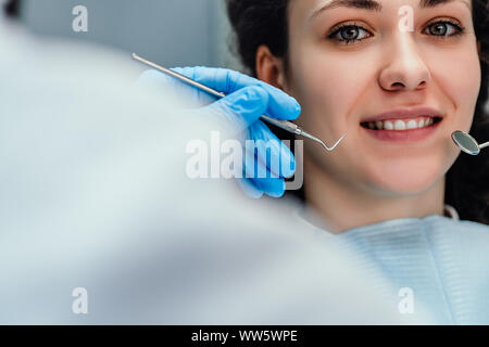 Junge Frau in der Zahnarztpraxis und lächeln, sitzen. Nähe zu sehen. Stockfoto