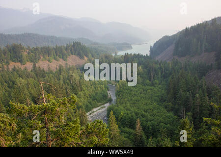 Blick von oben auf Wald, Fluss, in den Bergen, See, Joffre Lakes Provincial Park, British Columbia, Kanada Stockfoto