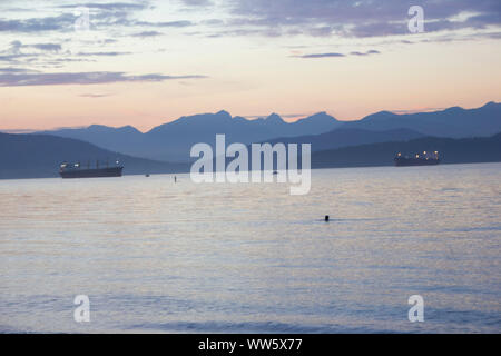 Containerschiffe der English Bay, die Bucht von Vancouver, Stockfoto
