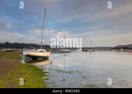 Yachten Erholung am Strand wie die Flut kommt an Instow, Devon, an einem ruhigen Abend Stockfoto