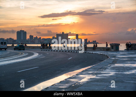 Malecon bei Sonnenuntergang, die Stadt im Hintergrund Abendstimmung Stockfoto