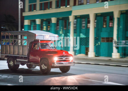 Rote Lkw mit Scheinwerfer vor der türkisfarbenen Gebäude in Havanna, Kuba Stockfoto