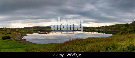 Panoramaaussicht, die Landschaft auf der Insel Heroywith Gebirgskette "sieben Schwestern (Syv Søstre), Norwegen, Nordland Stockfoto