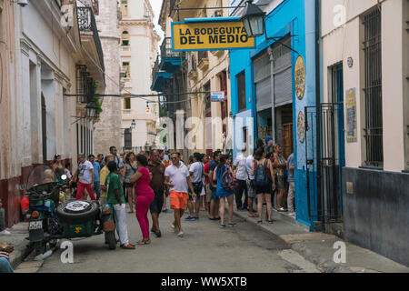 Die La Bodeguita del Medio in einem schmalen Weg von Havanna, einer der legendärsten Bars von Kuba und berühmt für einen Mojito Stockfoto