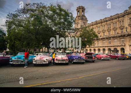 Oldtimer parken in einer Reihe vor dem Art Museum, das Museo Nacional de Bellas Artes, Havanna, Kuba Stockfoto