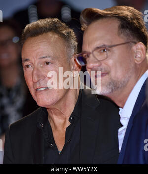 Toronto, Kanada. 12 Sep, 2019. Co-directors Bruce Springsteen (L) und Thom Zimney kommen für die Weltpremiere von "westlichen Sterne' an Roy Thomson Hall während des Toronto International Film Festival in Toronto, Kanada, am Donnerstag, 12. September 2019. Foto von Chris Kauen/UPI Quelle: UPI/Alamy leben Nachrichten Stockfoto