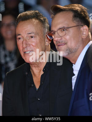 Toronto, Kanada. 12 Sep, 2019. Co-directors Bruce Springsteen (L) und Thom Zimney kommen für die Weltpremiere von "westlichen Sterne' an Roy Thomson Hall während des Toronto International Film Festival in Toronto, Kanada, am Donnerstag, 12. September 2019. Foto von Chris Kauen/UPI Quelle: UPI/Alamy leben Nachrichten Stockfoto