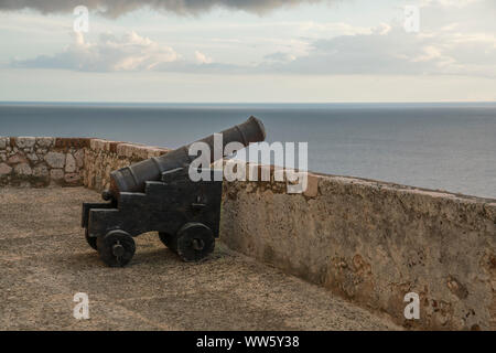 Cannon und Blick von der Festung von Santiago de Cuba, Castillo San Pedro de la Roca, Kuba Stockfoto