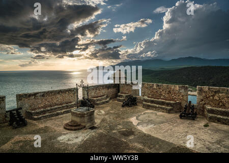 Blick von der Festung von Santiago de Cuba mit Befestigungsanlagen, Castillo San Pedro de la Roca, Kuba Stockfoto