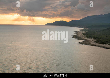 Küste und Meer bei Sonnenuntergang, Blick von der Festung von Santiago de Cuba, Castillo San Pedro de la Roca, Kuba Stockfoto