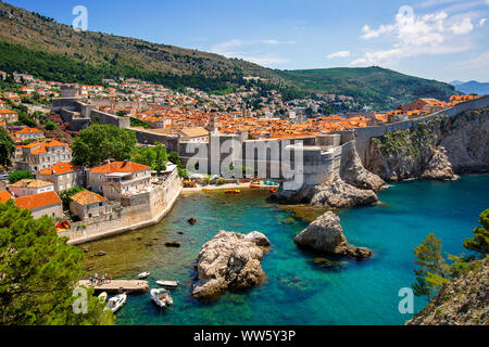 Alte Stadtmauer von Dubrovnik und die Adria, Kroatien Stockfoto