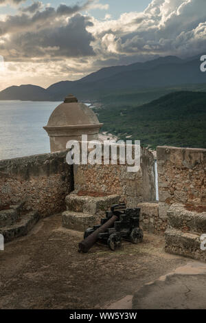 Blick von der Festung von Santiago de Cuba mit Befestigungsanlagen, Castillo San Pedro de la Roca, Kuba Stockfoto