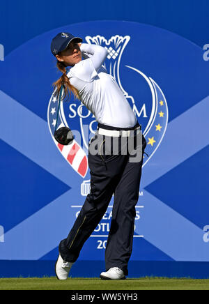 Das Team Europa Azahara Munoz Stücke weg die 1. während der FOURBALL am Tag einer der Solheim Cup 2019 in Gleneagles Golf Club, Auchterarder. Stockfoto