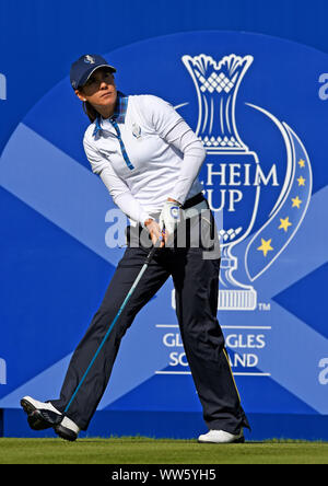 Das Team Europa Azahara Munoz Stücke weg die 1. während der FOURBALL am Tag einer der Solheim Cup 2019 in Gleneagles Golf Club, Auchterarder. Stockfoto