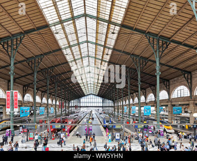 Frankreich, Paris, Züge, Halle, Plattformen, Menschen Stockfoto