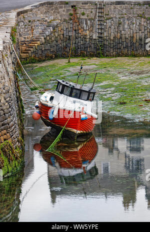 Großbritannien, Schottland, Aberdeenshire, Banffshire, Portsoy, Hafen, Herbst trocken, Boot, Reflexionen Stockfoto